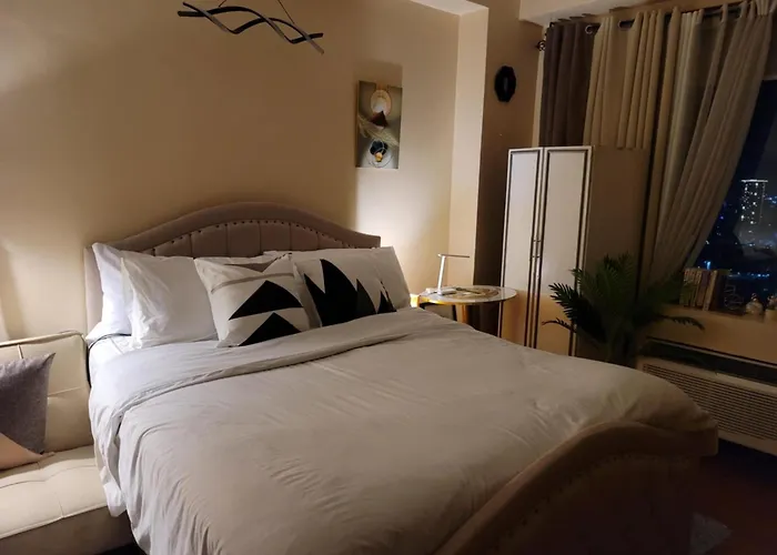 Spectacular Penthouse With Stunning Balcony In Eastwood Mall *