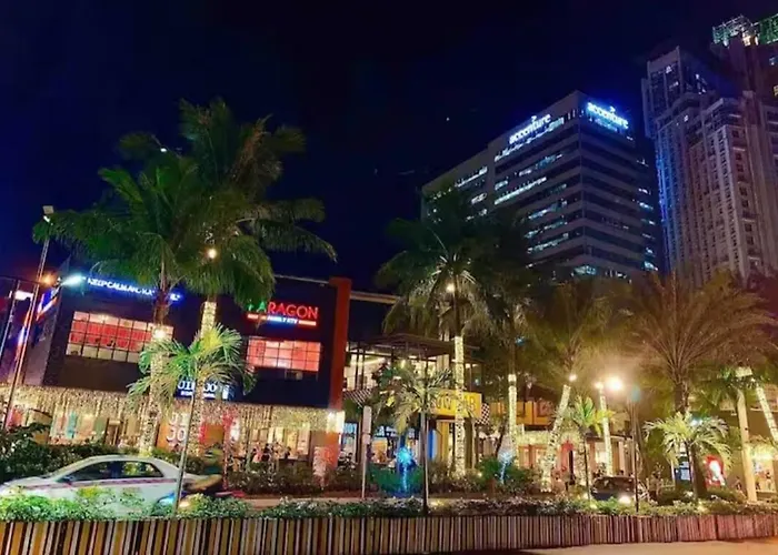 Spectacular Penthouse With Stunning Balcony In Eastwood Mall *