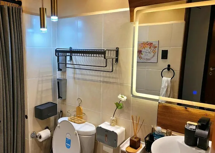Spectacular Penthouse With Stunning Balcony In Eastwood Mall