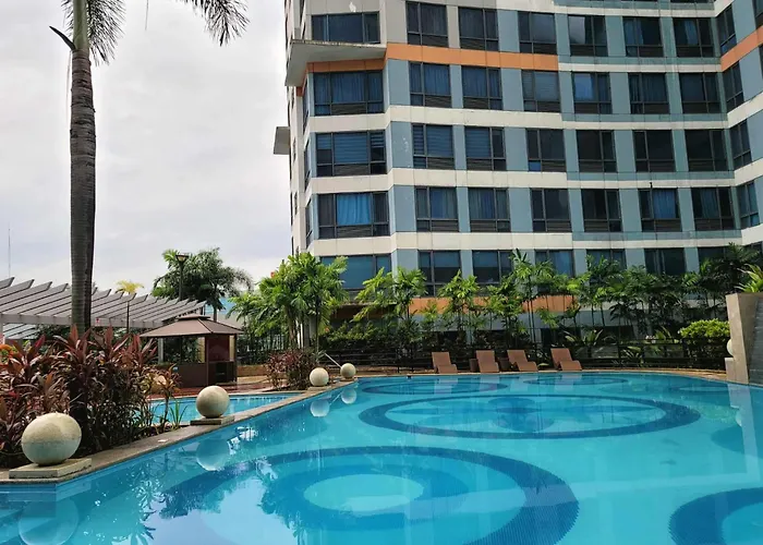 Spectacular Penthouse With Stunning Balcony In Eastwood Mall Apartment *