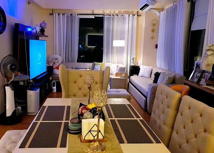Spectacular Penthouse With Stunning Balcony In Eastwood Mall *